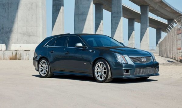 Може да се твърди, че Chevrolet Nomad от 1957 с неговия 4.6-литров V8 с инжекцион е първото истинско американско спортно комби. От същата година е и Pontiac Star Chief Custom Safari, с още по-голям V8 и също с претенции за титлата. Cadillac CTS-V от 2012 е достоен наследник и на двете коли. 
